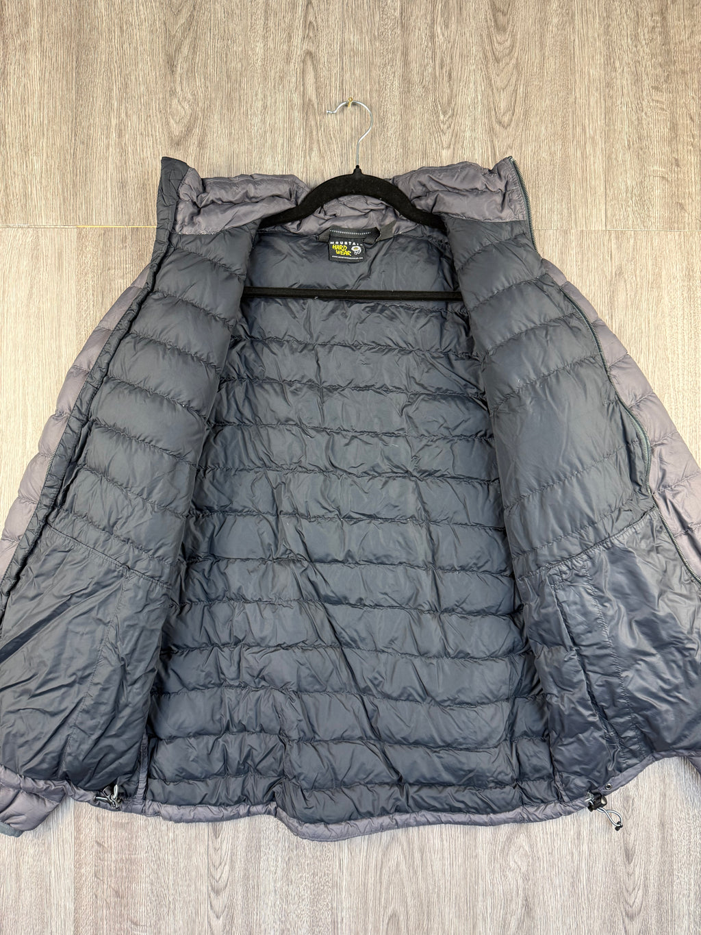 Men’s Mountain hardwear jacket - medium